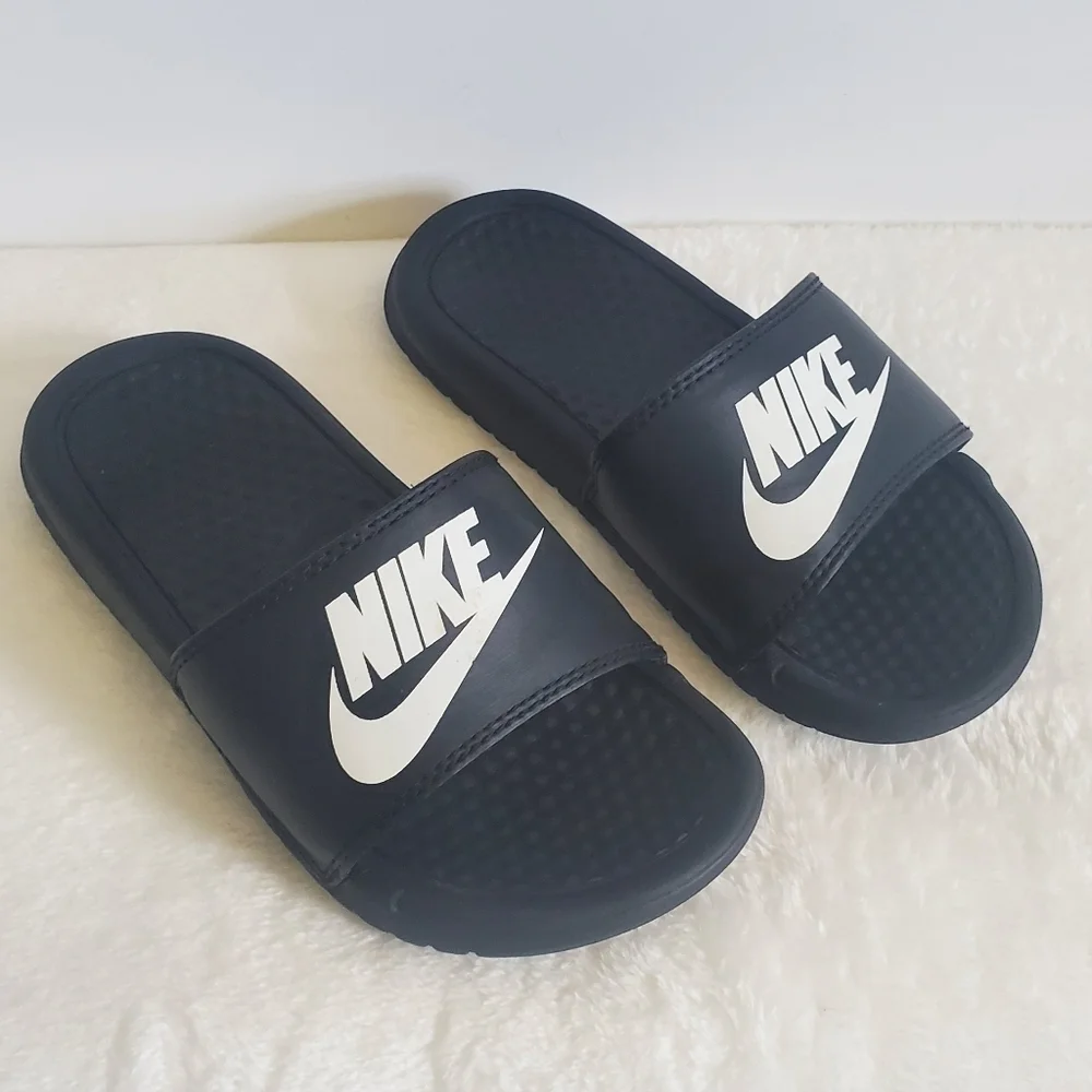 𝅺NIKE Benassi Black Slider Sandals Size Youth 1